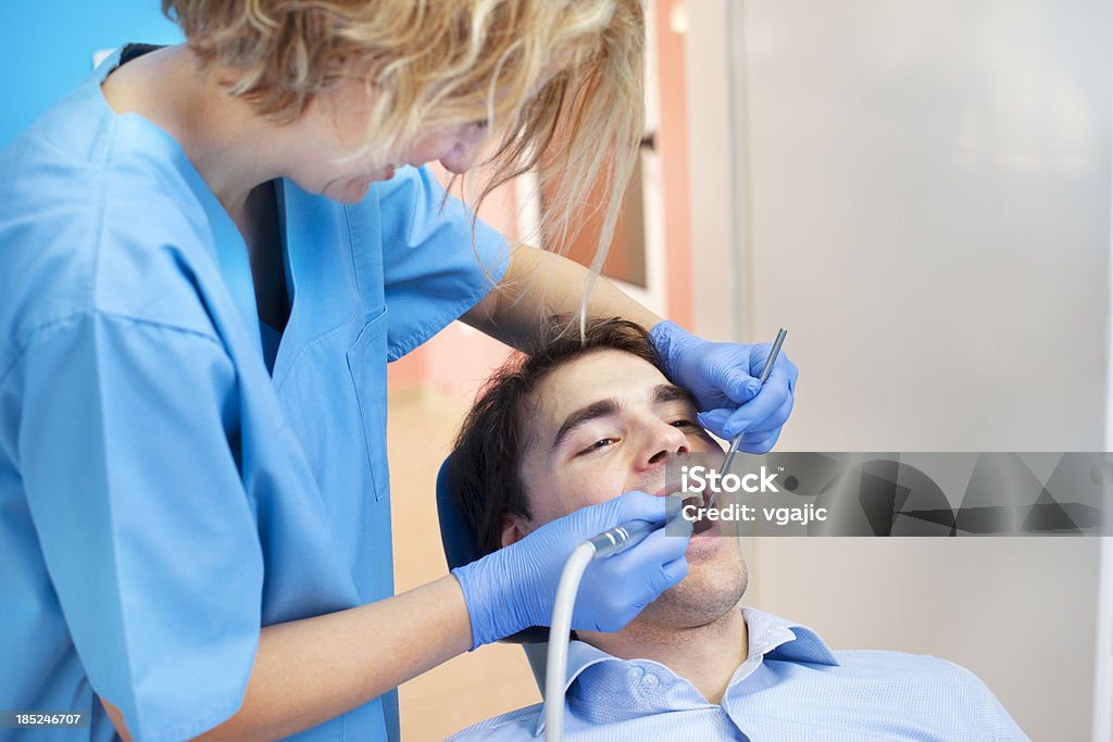 Dentista e paciente do sexo masculino - Royalty-free 20-29 Anos Foto de stock