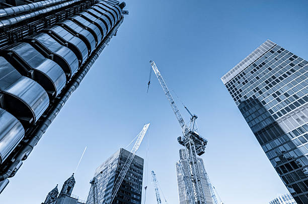 terra vista do arranha-céu de construção em londres - crane skyline uk tower of london imagens e fotografias de stock