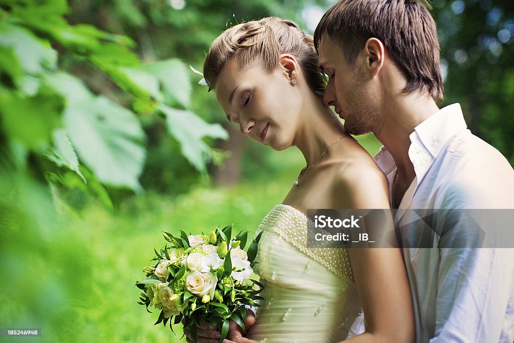 Glückliche Brautpaar in der Natur. Zärtlichkeit und Sinnlichkeit, Liebe, Schönheit - Lizenzfrei Hochzeit Stock-Foto