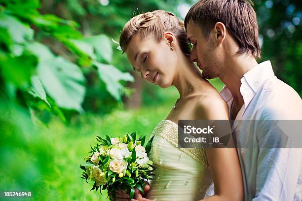 Glückliche Brautpaar In Der Natur Zärtlichkeit Und Sinnlichkeit Liebe Schönheit Stockfoto und mehr Bilder von Hochzeit