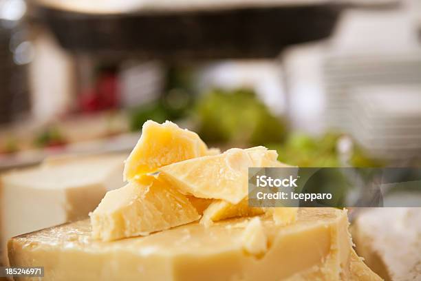 Italiano Parmesão Closeup - Fotografias de stock e mais imagens de Parmesão - Parmesão, Alimentação Saudável, Amarelo