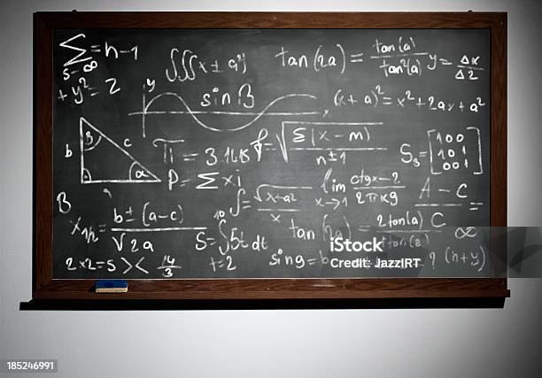 Математические Формулы Written On Blackboard With Chalk — стоковые фотографии и другие картинки Классная доска