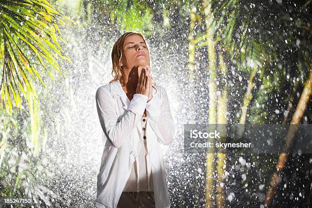 Poważne Blonde Woman Modlić Się W Tropikalny Deszcz - zdjęcia stockowe i więcej obrazów Kobiety