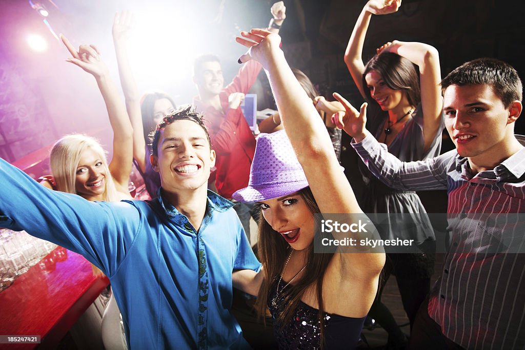Grupo de jovens a dançar na discoteca. - Royalty-free Dançar Foto de stock