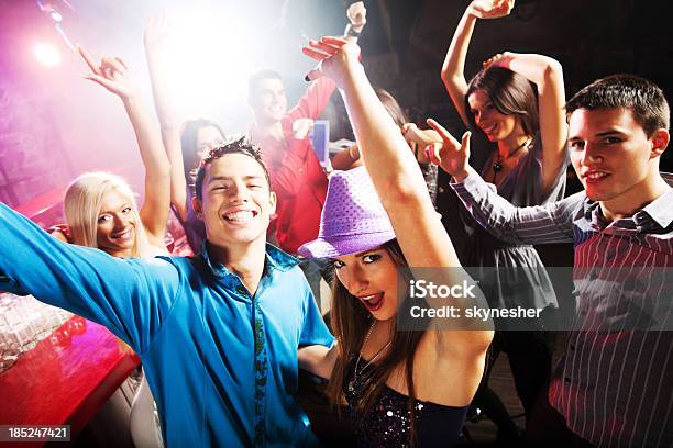 Grupo De Jovens A Dançar Na Discoteca - Fotografias de stock e mais imagens de Dançar - Dançar, Adolescência, Discoteca
