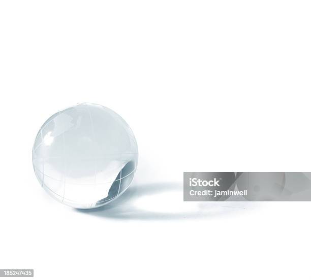 Crystal Globo Isolado Em Fundo Branco - Fotografias de stock e mais imagens de Globo terrestre de escritório - Globo terrestre de escritório, Branco, Conceito