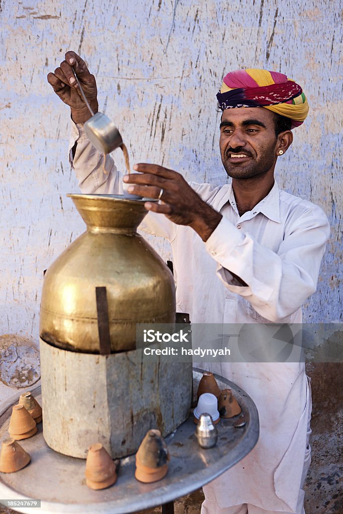 Ritratto di un venditore di strada indiano vendita Tè masala chai - Foto stock royalty-free di Adulto