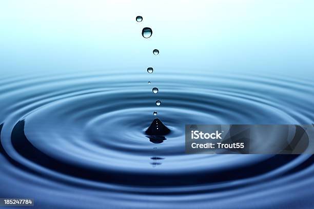 Foto de Pequenas Quedas De Água Caindo e mais fotos de stock de Azul - Azul, Caindo, Chuva