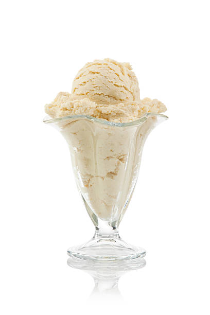 sundae de sorvete de baunilha. - ice cream vanilla ice cream bowl white - fotografias e filmes do acervo