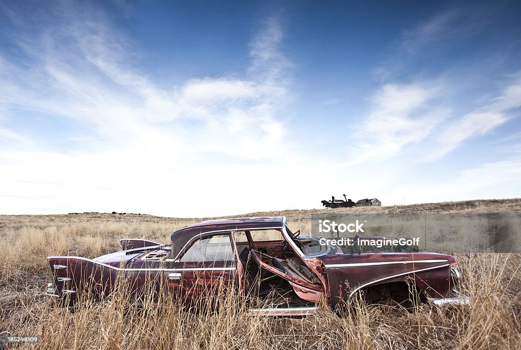 Coche viejo abandonado en las llanuras - Foto de stock de 1950-1959 libre de derechos
