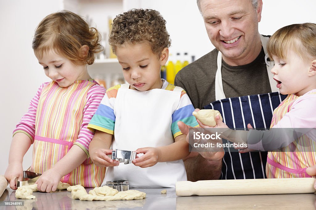 Grupo de crianças pequenas/crianças preparação de massa com cuidador - Foto de stock de Cozinhar royalty-free