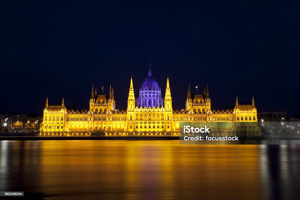 Parlamento húngaro en la noche-Budapest - Foto de stock de Agua libre de derechos