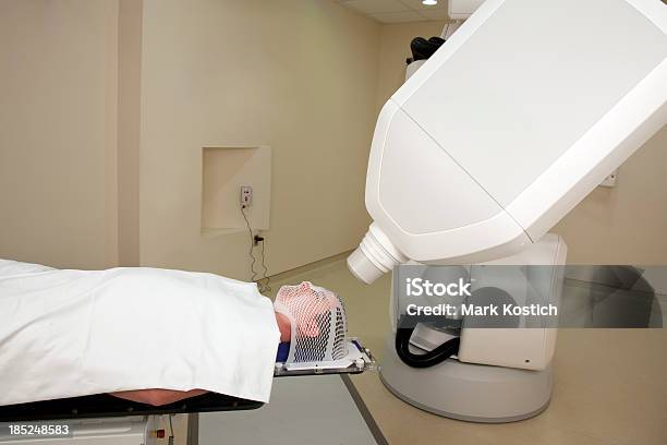 Homem Submetidos A Radioterapia Para O Cancro - Fotografias de stock e mais imagens de Cancro da Pele - Cancro da Pele, Radiação, Cabeça