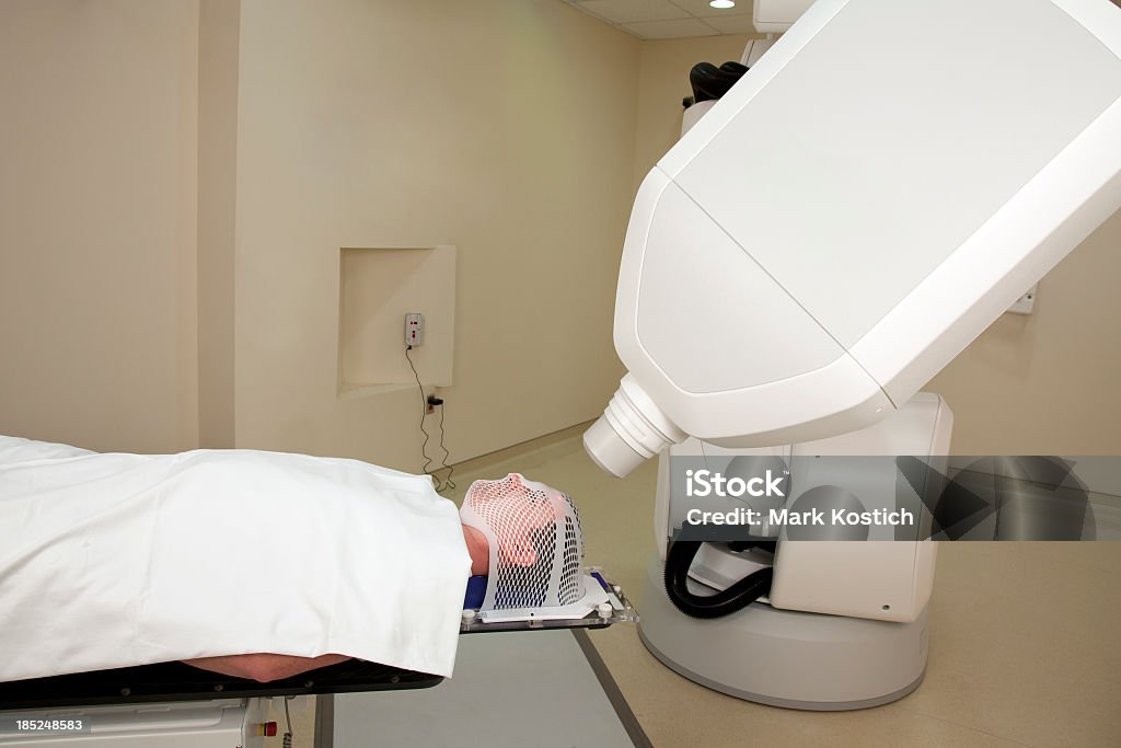 Человек, получающих лучевой терапии для лечения рака - Стоковые фото Излучение роялти-фри