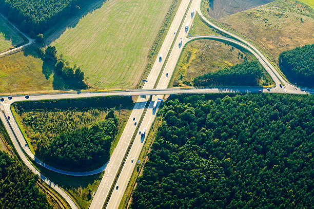 highway-vista aérea - autopista de cuatro carriles fotografías e imágenes de stock