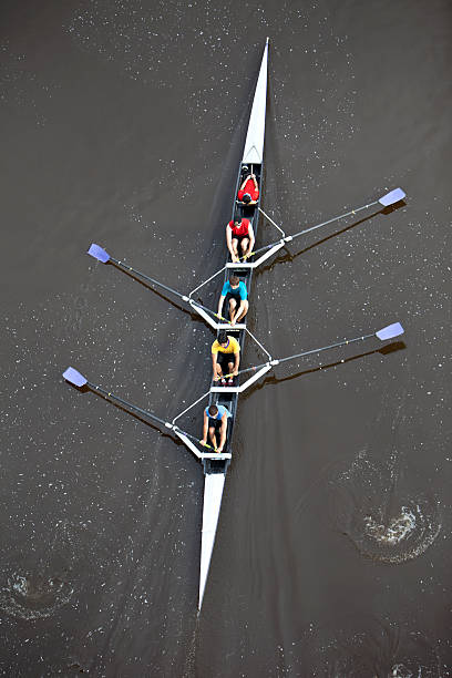 visão geral de homens remar um barco de regata quatro pessoas. - high angle view people people in a row directly above imagens e fotografias de stock