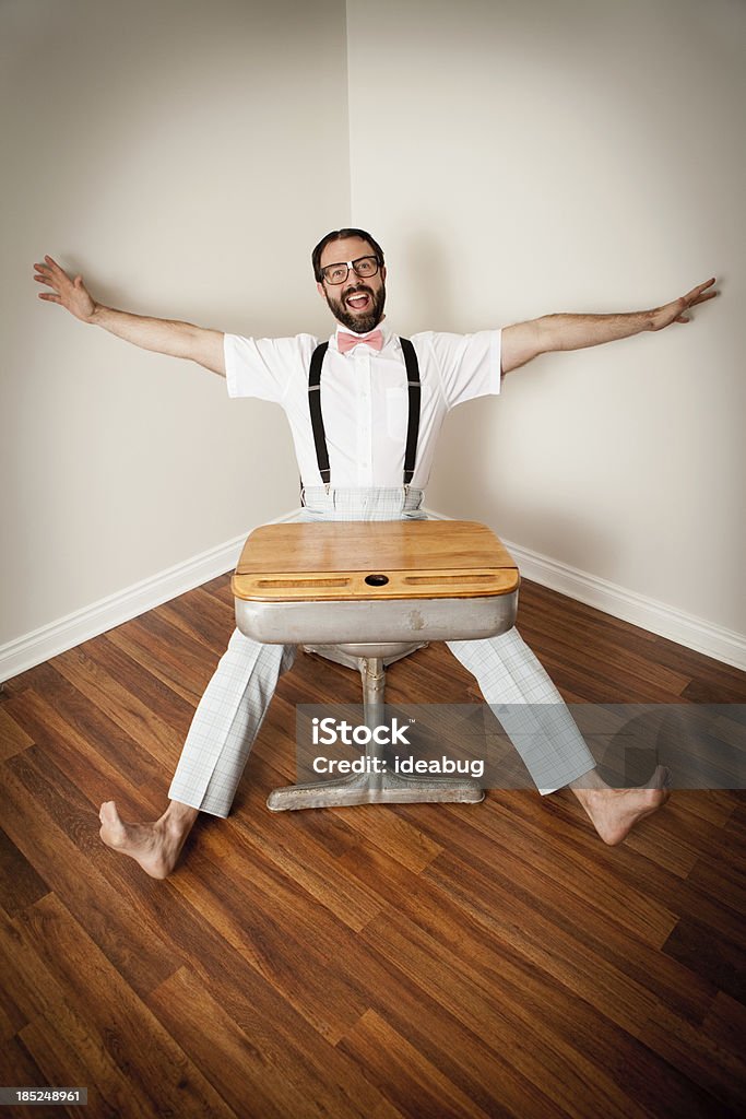 Nerd cara feliz sentado em uma mesa de canto em estilo Old School - Foto de stock de 30 Anos royalty-free