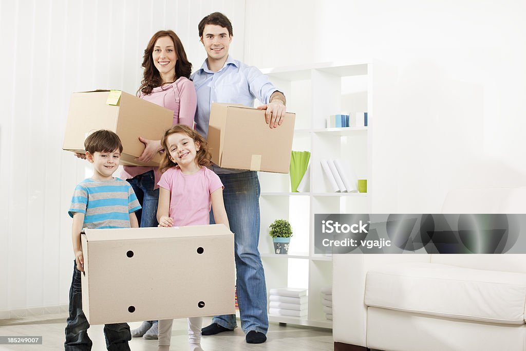 Familie in neues Haus bewegen - Lizenzfrei Familie Stock-Foto