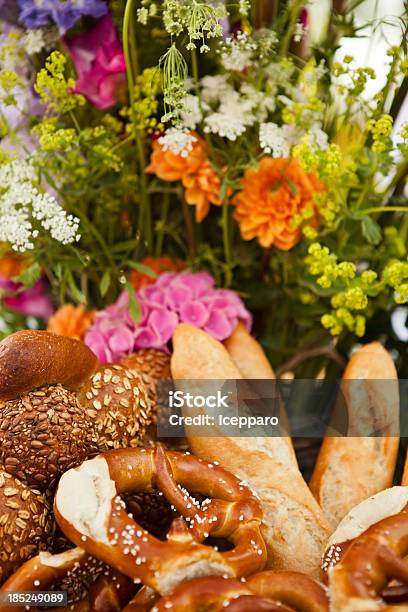 Brot Und Blumen Komposition Stockfoto und mehr Bilder von Baguette - Baguette, Bildhintergrund, Blume