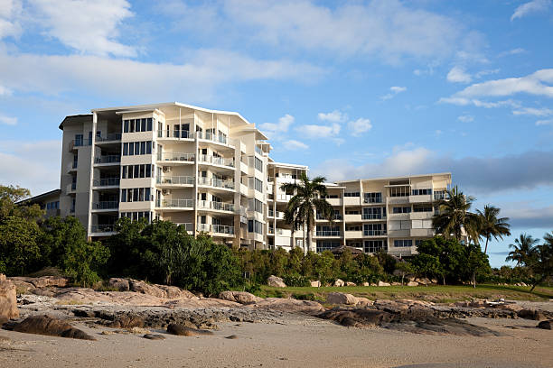 istock Bowen beachside apartment building and beach 185249107