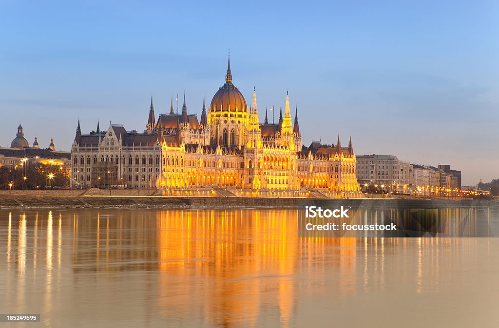 Parlamento húngaro-Budapest - Foto de stock de Agua libre de derechos