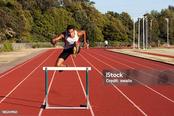 뛰어내림 Track Athlete 근육질 체격에 대한 스톡 사진 및 기타 이미지 - 근육질 체격, 모션, 민족