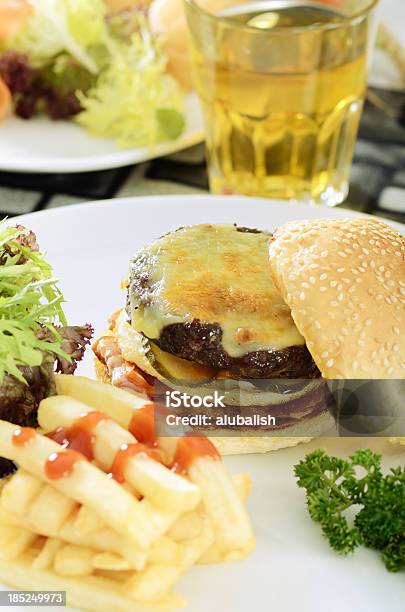 ビーフバーガー - カラー画像のストックフォトや画像を多数ご用意 - カラー画像, ザワークラウト, スイーツ