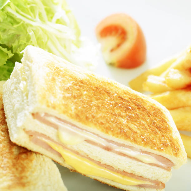 club sandwich - fried egg lettuce vegetable lunch photos et images de collection