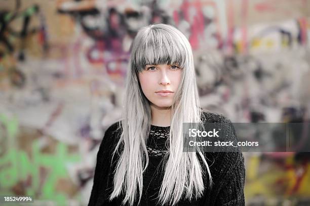 Photo libre de droit de Portrait De Intense banque d'images et plus d'images libres de droit de Cheveux gris - Cheveux gris, Jeunes femmes, Cheveux longs