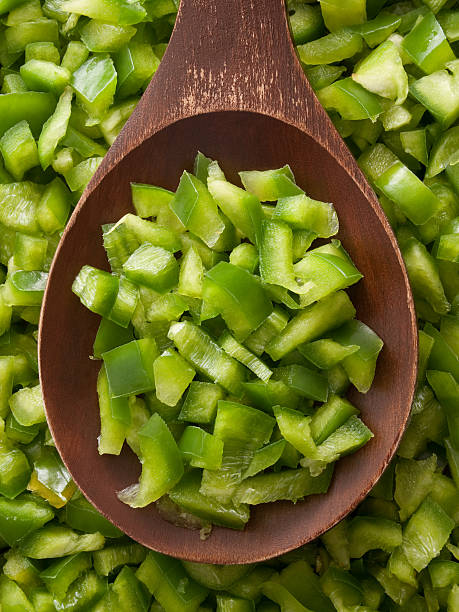 pimiento verde en dados - chopped green bell pepper pepper bell pepper fotografías e imágenes de stock