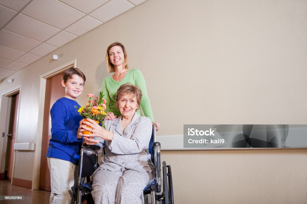 Famille visite de personnes âgées femme à l'hôpital - Photo de Enfant libre de droits