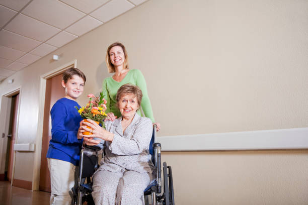 famille visite de personnes âgées femme à l'hôpital - sc0527 photos et images de collection