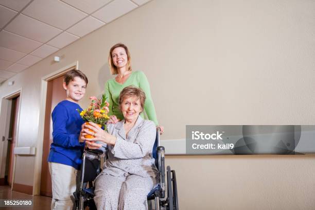 Photo libre de droit de Famille Visite De Personnes Âgées Femme À Lhôpital banque d'images et plus d'images libres de droit de Enfant