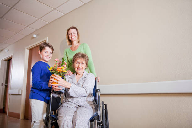 famiglia donna anziana in visita in ospedale. - sc0527 foto e immagini stock