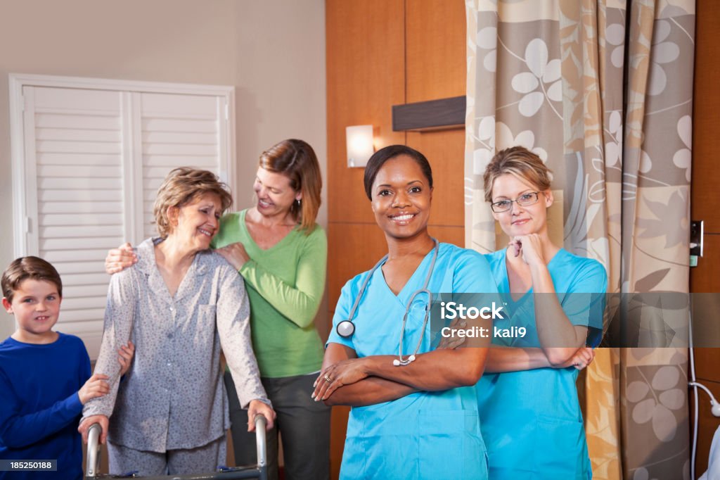 Healthcare Arbeiter und senior patient Krankenhaus Zimmer und Familie. - Lizenzfrei Alter Erwachsener Stock-Foto