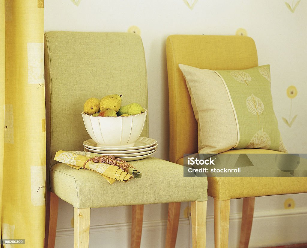 Interior moderno de duas cadeiras com almofadas e decorações - Royalty-free Artigo de Decoração Foto de stock