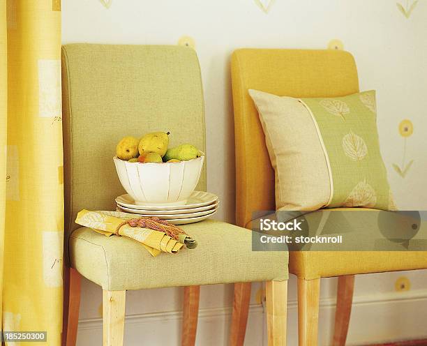 Interior Moderno De Duas Cadeiras Com Almofadas E Decorações - Fotografias de stock e mais imagens de Artigo de Decoração