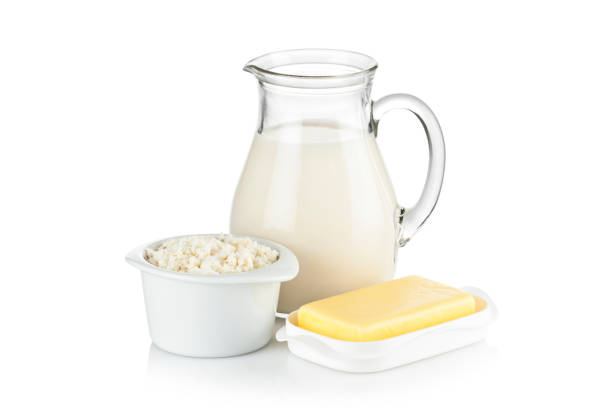 молочные продукты, молоко, рикотта и масло план на белом фоне - ricotta cheese freshness white стоковые фото и изображения