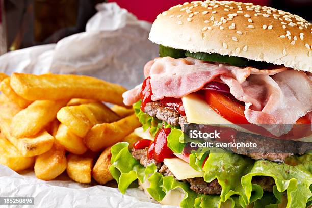 Świeże Hamburger - zdjęcia stockowe i więcej obrazów Hamburger - Hamburger, Porcja posiłku, Przygotowany ziemniak