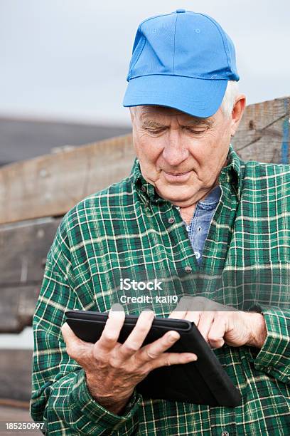 農家デジタルタブレットを使用して - 農業従事者のストックフォトや画像を多数ご用意 - 農業従事者, シニア世代, 農業