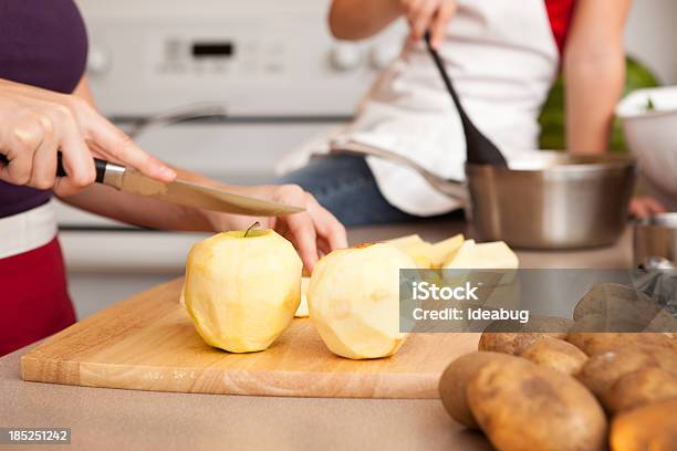 Photo libre de droit de Heureuse Mère Et Fille De Cuisine Dans La Cuisine À Domicile banque d'images et plus d'images libres de droit de 25-29 ans