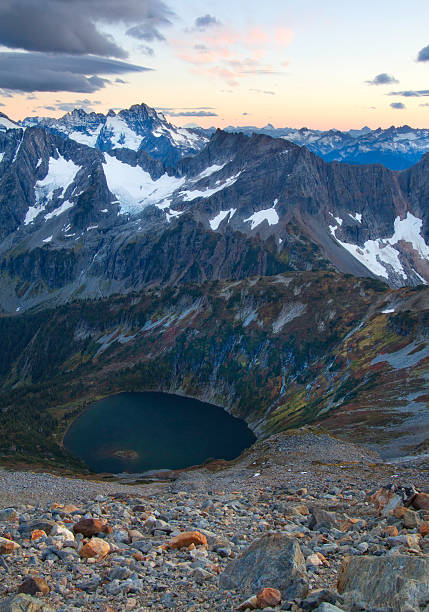 sahale braço e glaciar parque nacional de north cascades - north cascades national park glacier vertical photography imagens e fotografias de stock