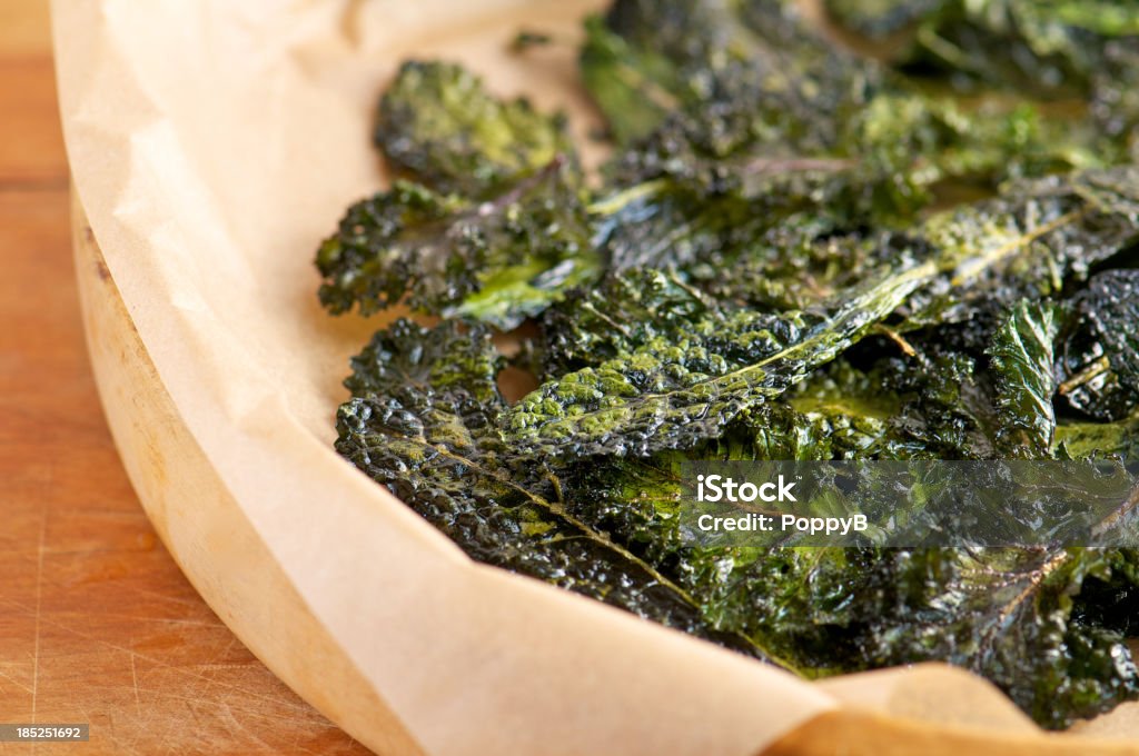 Caseira assado lentamente Kale Chips - Foto de stock de Couve royalty-free