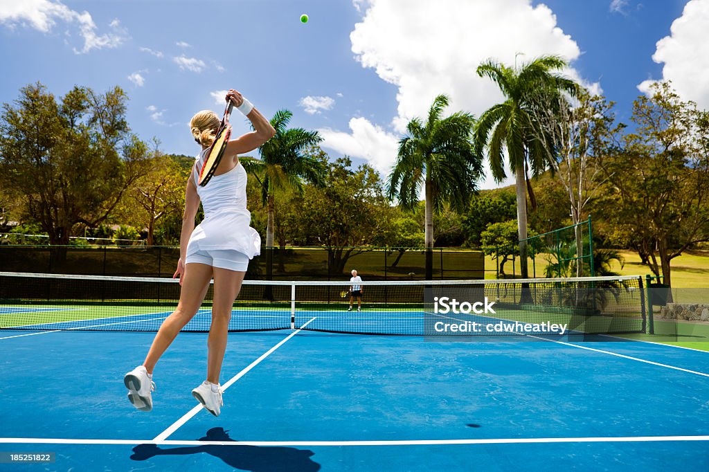 couple jouant au tennis dans un cadre tropical - Photo de Tennis libre de droits