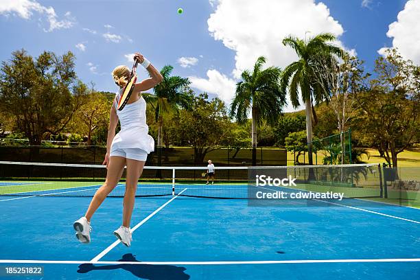 Photo libre de droit de Couple Jouant Au Tennis Dans Un Cadre Tropical banque d'images et plus d'images libres de droit de Tennis - Tennis, Sauter, Vacances