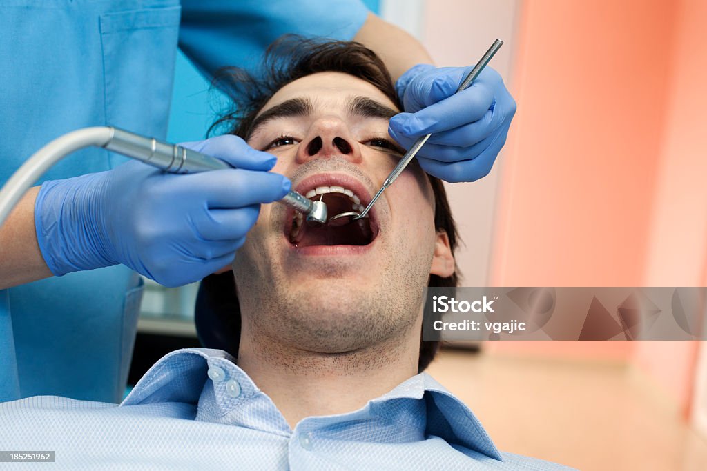 Zahnarzt und männliche Patienten - Lizenzfrei Arbeiten Stock-Foto