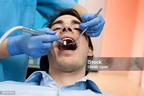 Zahnarzt Und Männliche Patienten Stockfoto und mehr Bilder von Arbeiten - Arbeiten, Berühren, Erwachsene Person