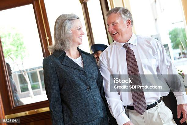 Senior Adulto Casal Caminhar No Hotel Em Conjunto - Fotografias de stock e mais imagens de Adulto - Adulto, Andar, Autoconfiança