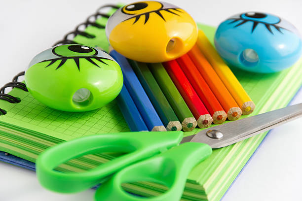 зеленый блокнота и с цветные карандаши, sharpeners, ножницы - education pencil case individuality organization стоковые фото и изображения