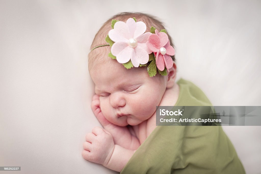 Dormir petite fille nouveau-né emmailloté dans une couverture douce et vert - Photo de 0-1 mois libre de droits